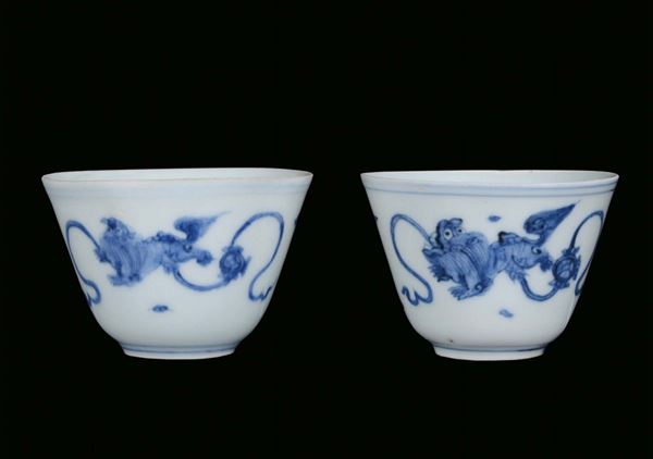 Coppia di piccole tazze da the in porcellana bianca e blu, Cina, Dinastia Qing, XIX secolo