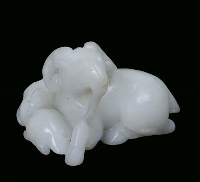 Gruppo in Giada Bianca Raffigurante Ariete con il Suo Cucciolo, Cina, Dinastia Qing, XIX Secolo