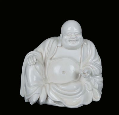 Dignitario Seduto in Porcellana Blanc De Chine Dehua, Cina, Dinastia Qing, XVIII Secolo