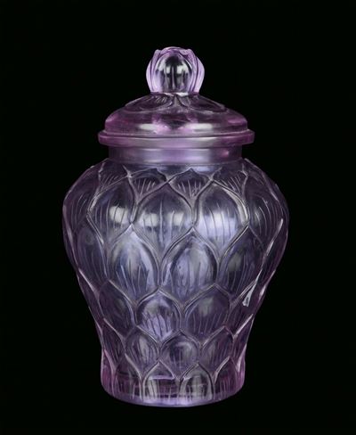 Raro Vasetto con Coperchio in Vetro Opalescente Violetto a Rilievo con Motivo di Fiore di Loto, C...