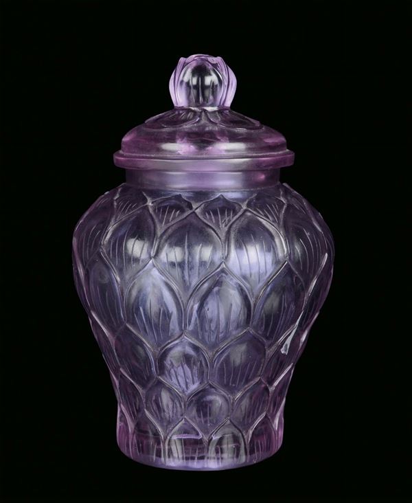 Raro vasetto con coperchio in vetro opalescente violetto a rilievo con motivo di fiore di loto, Cina, Dinastia Qing, XVIII secolo