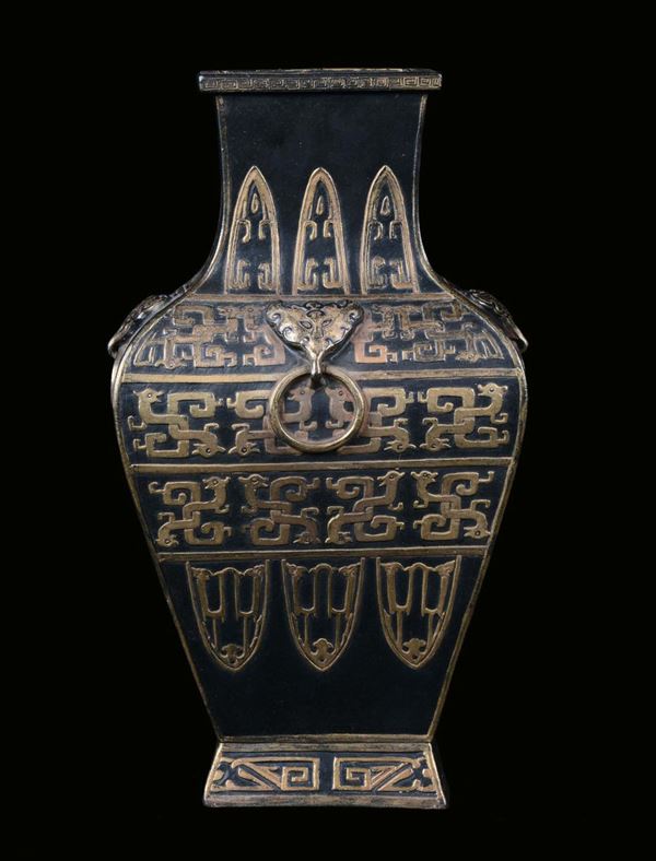 Vaso in porcellana ad imitazione del bronzo e oro con decoro a rilievo di forma arcaica, Cina, Dinastia Qing, XIX secolo