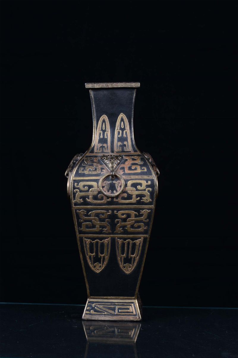 Vaso in Porcellana Ad Imitazione del Bronzo e Oro con Decoro a Rilievo di Forma Arcaica, Cina, Di...