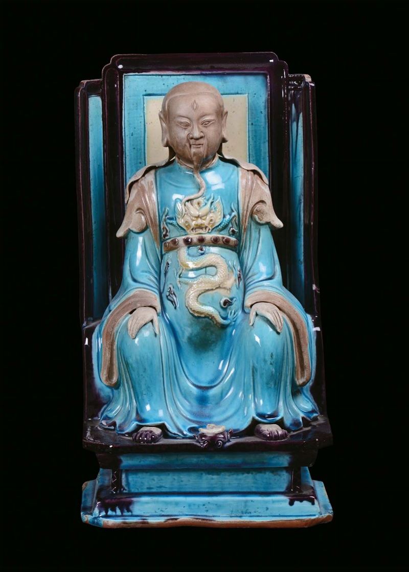 Scultura raffigurante dignitaro seduto in biscuit smaltato turchese. Cina, Dinastia Qing, Periodo Kangxi (1662-1722)  - Asta Fine Chinese Works of Art - Cambi Casa d'Aste