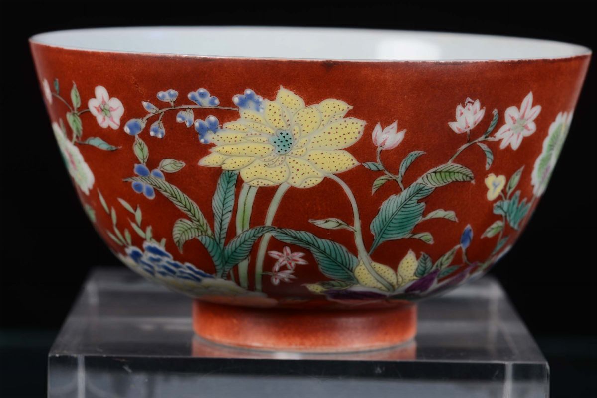Ciotolina in Porcellana a Fondo Rosso con Decorazione Naturalistica, Cina, Dinastia Qing, XIX Sec...