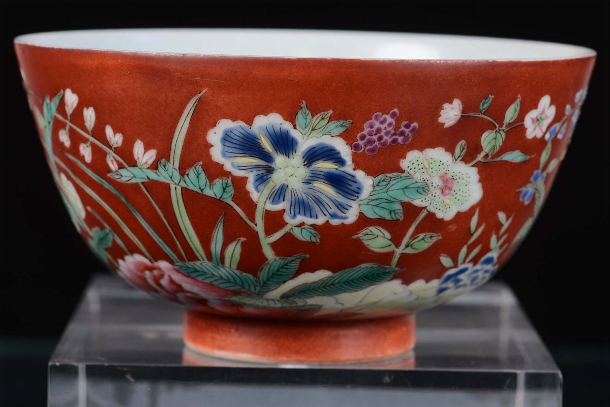 Ciotolina in Porcellana a Fondo Rosso con Decorazione Naturalistica, Cina, Dinastia Qing, XIX Sec...