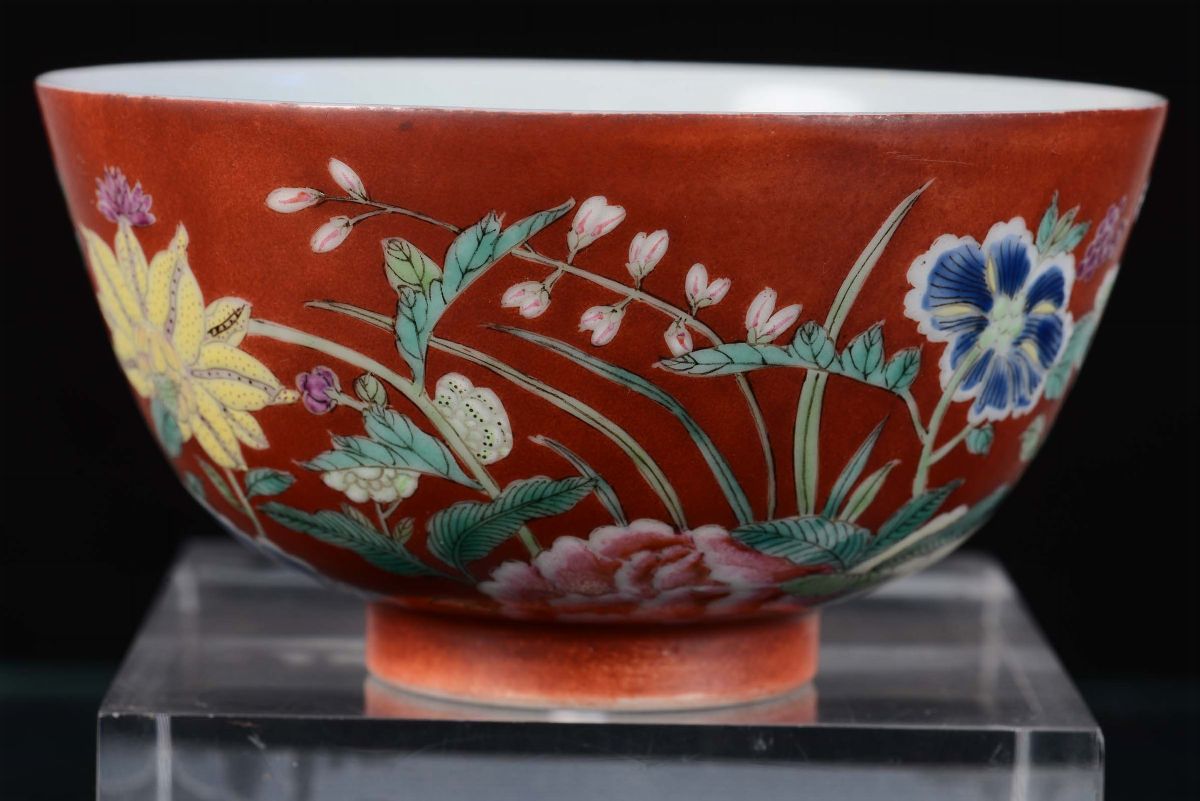 Ciotolina in Porcellana a Fondo Rosso con Decorazione Naturalistica, Cina, Dinastia Qing, XIX Sec...