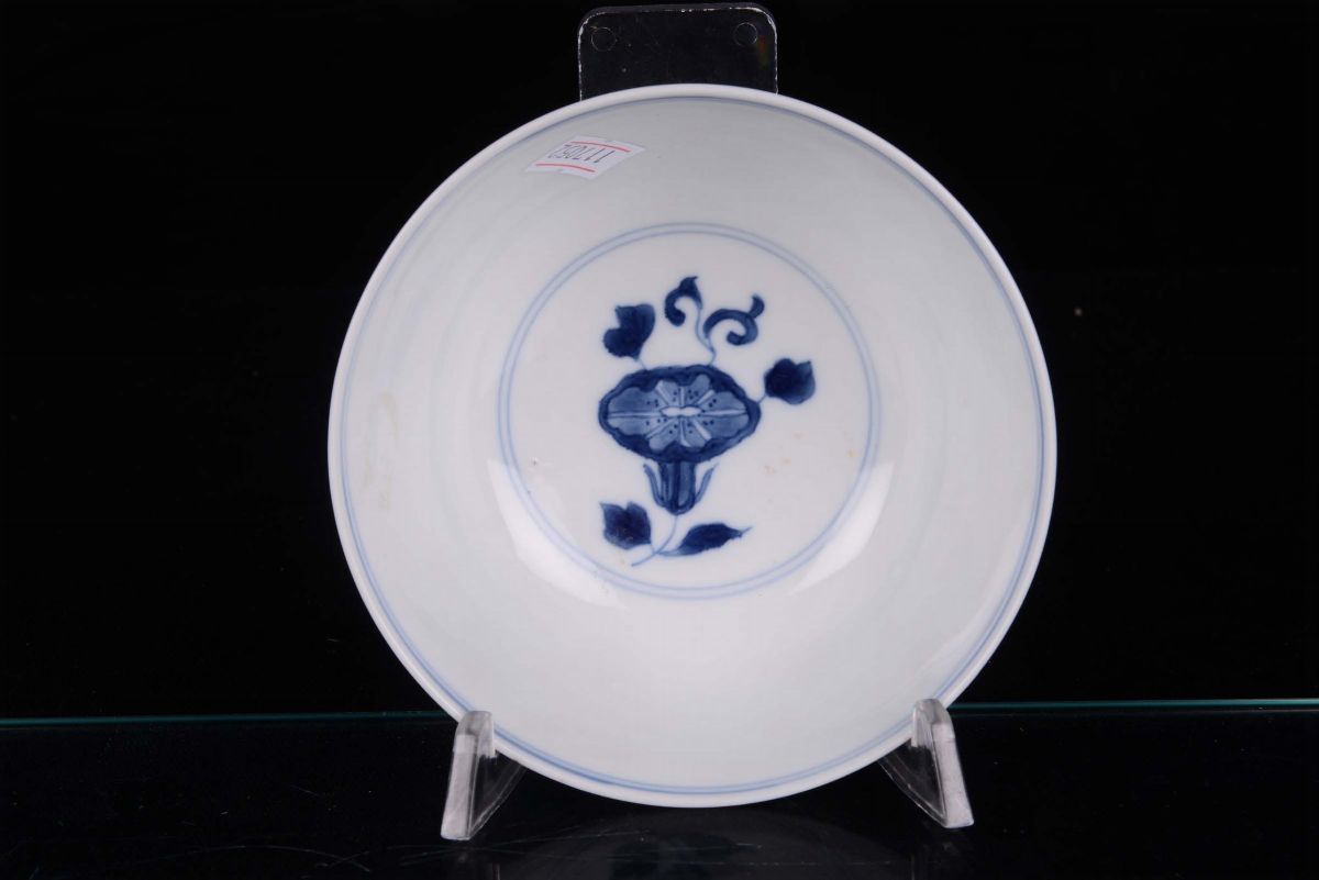 Ciotolina in Porcellana Bianca e Blu con Decorazione Naturalistica, Cina, Dinastia Qing, Epoca Ka...