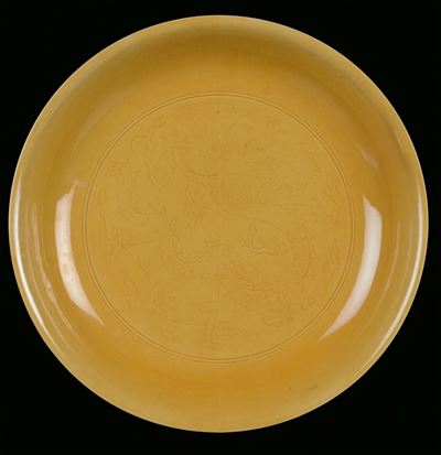 Piatto in Porcellana Monocroma sulla Tonalità Dell’ocra, Cina, Dinastia Qing, Periodo Kangxi (166...
