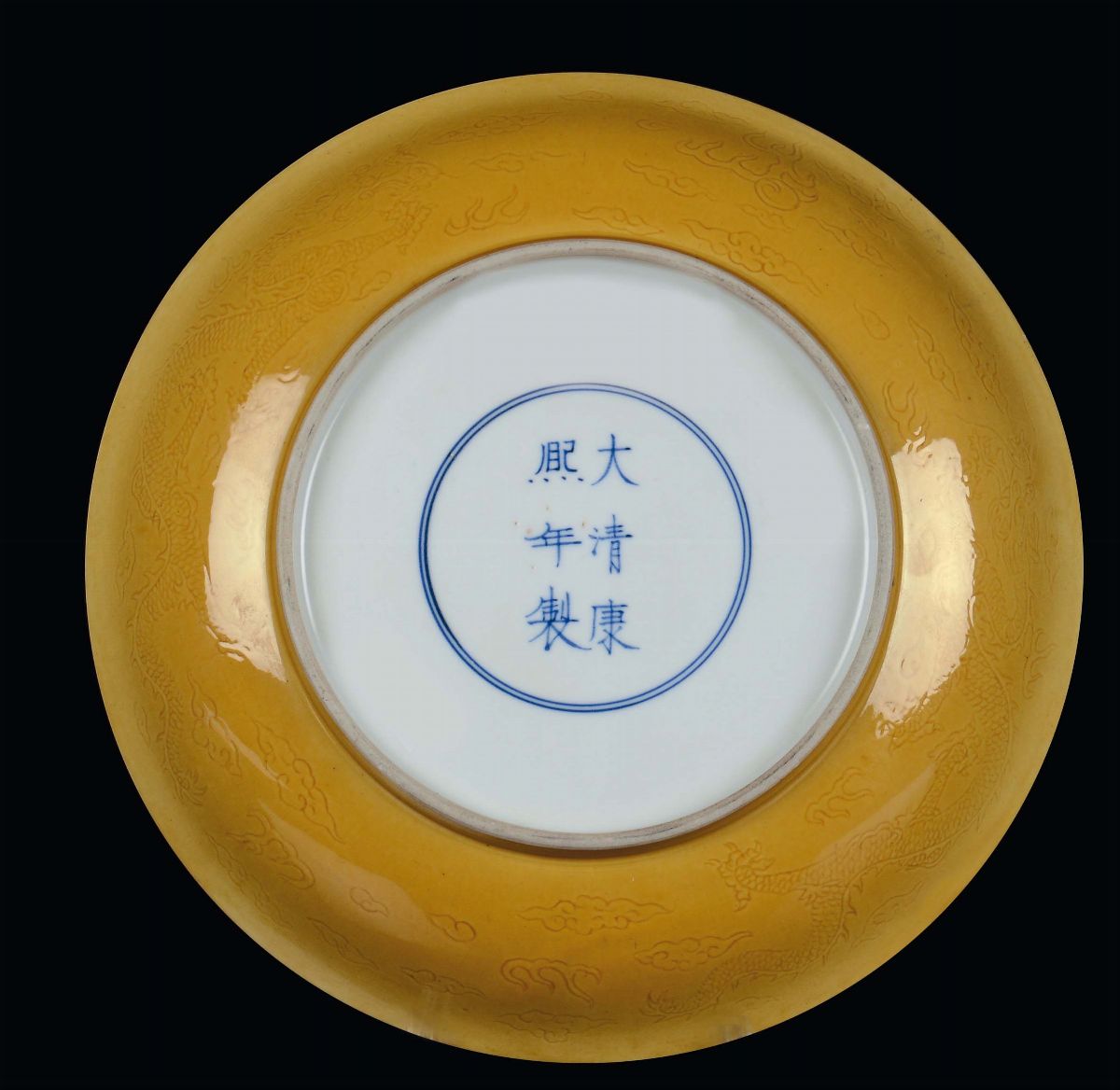 Piatto in Porcellana Monocroma sulla Tonalità Dell’ocra, Cina, Dinastia Qing, Periodo Kangxi (166...