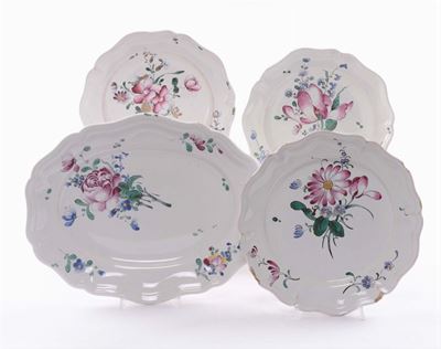 Tre Piatti in Maiolica con Decoro alla Rosa, Strasburgo