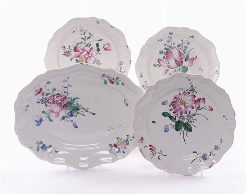 Tre piatti in maiolica con decoro alla rosa, Strasburgo  - Asta Maioliche Italiane dal XVI al XVIII Secolo - Cambi Casa d'Aste