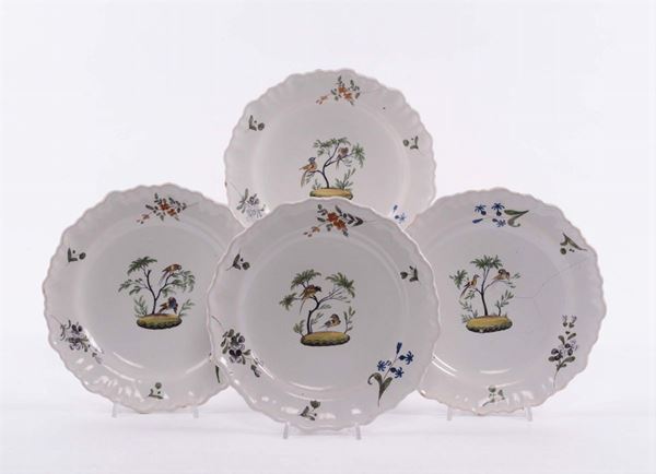 Quattro piatti in maiolica decorati con uccellini, Francia XIX secolo