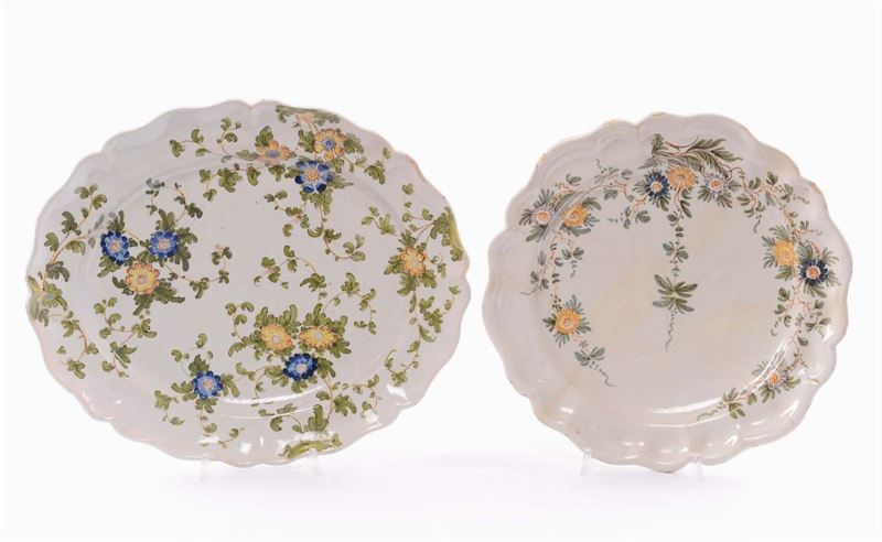 Due piatti in maiolica a decoro floreale  - Asta Maioliche Italiane dal XVI al XVIII Secolo - Cambi Casa d'Aste