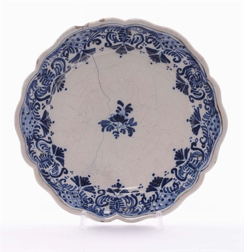 Piattino in maiolica con decoro alla berein, Savona? XVIII secolo  - Asta Maioliche Italiane dal XVI al XVIII Secolo - Cambi Casa d'Aste