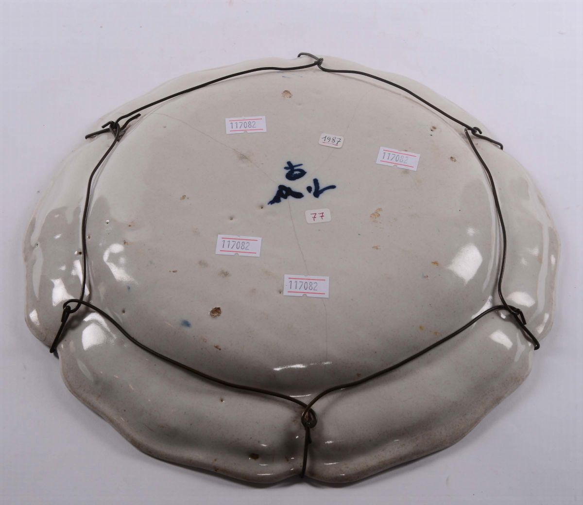 Piatto in Maiolica con Decorazione a “figurette e Rovine”, Albisola o Savona XVIII Secolo