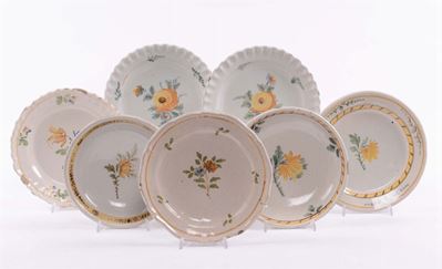 Sette Piatti in Ceramica Decorati con Fiori Gialli, Francia XIX Secolo