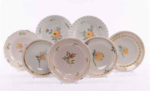 Sette piatti in ceramica decorati con fiori gialli, Francia XIX secolo