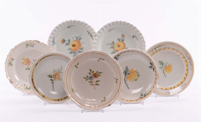 Sette piatti in ceramica decorati con fiori gialli, Francia XIX secolo  - Asta Maioliche Italiane dal XVI al XVIII Secolo - Cambi Casa d'Aste
