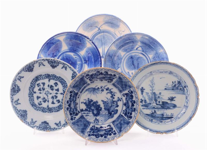 Sei piatti in maiolica a decoro bianco e blu, Delft  - Asta Maioliche Italiane dal XVI al XVIII Secolo - Cambi Casa d'Aste
