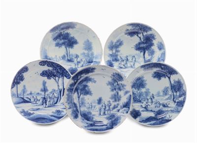 Cinque Piatti in Maiolica a Decoro Bianco e Blu, Delft