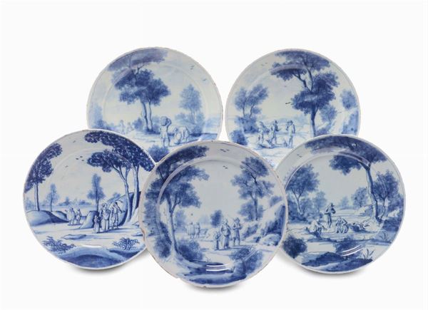 Cinque piatti in maiolica a decoro bianco e blu, Delft