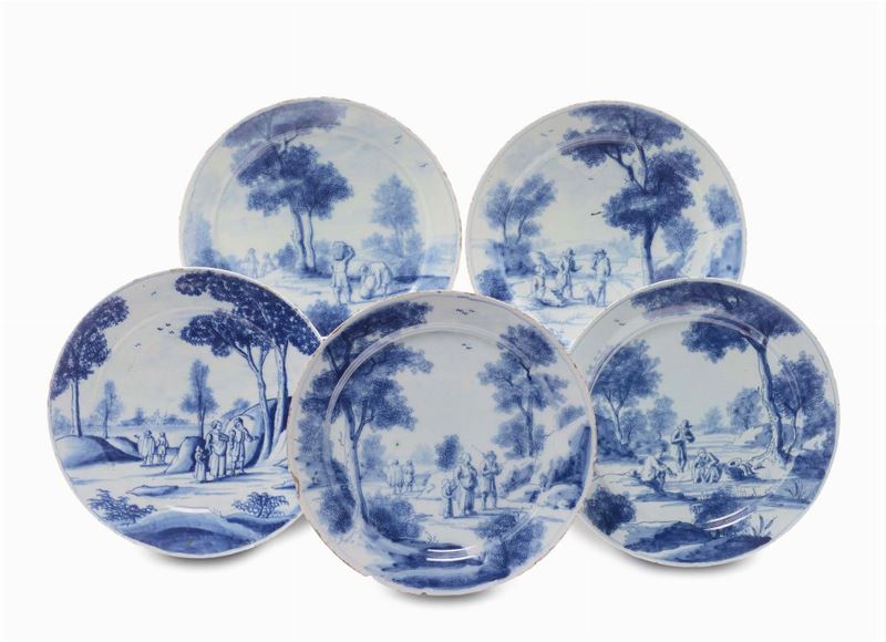 Cinque piatti in maiolica a decoro bianco e blu, Delft  - Asta Maioliche Italiane dal XVI al XVIII Secolo - Cambi Casa d'Aste