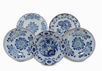 Cinque Piatti in Maiolica a Decoro Bianco e Blu, Delft
