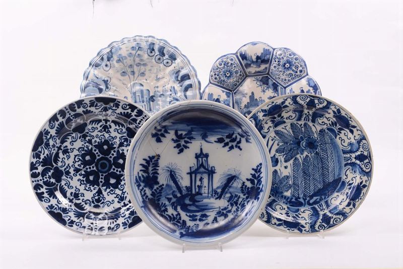 Cinque piatti in maiolica a decoro bianco e blu, Delft  - Asta Maioliche Italiane dal XVI al XVIII Secolo - Cambi Casa d'Aste