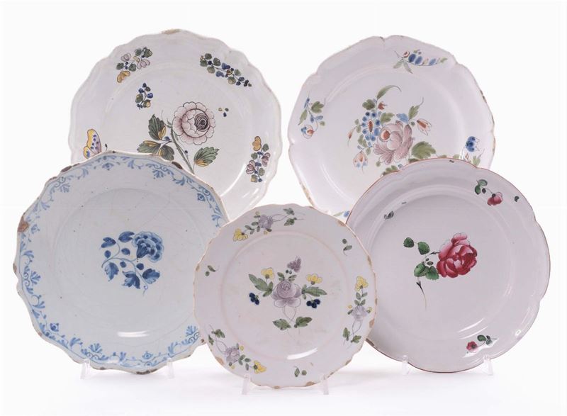 Cinque piatti in maiolica a decoro bianco e blu, Delft  - Asta Asta a Tempo 10-2013 - Cambi Casa d'Aste