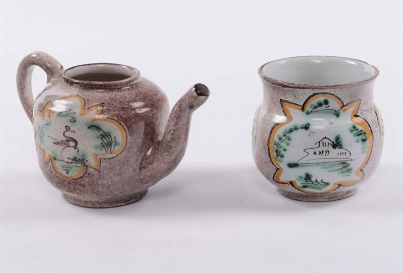 Piccola teiera e zuccheriera con decoro a riserve lobate  - Asta Maioliche Italiane dal XVI al XVIII Secolo - Cambi Casa d'Aste