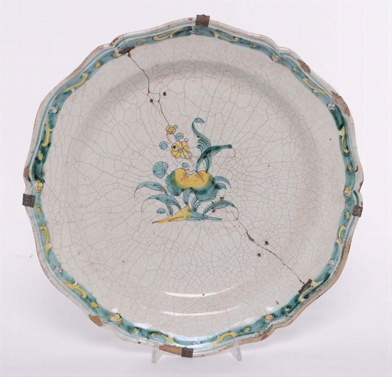Piatto a decoro policromo, Cerreto XVIII secolo  - Asta Maioliche Italiane dal XVI al XVIII Secolo - Cambi Casa d'Aste