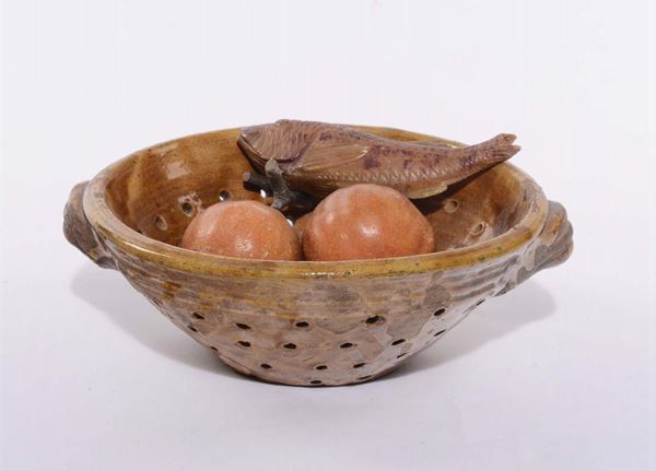 Colapasta con frutti in ceramica, XIX secolo