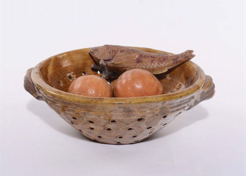 Colapasta con frutti in ceramica, XIX secolo  - Asta Maioliche Italiane dal XVI al XVIII Secolo - Cambi Casa d'Aste