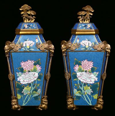 Elegante Coppia di Vasi Cloisonné con Ricchi Decori in Bronzo Dorato, Cina, Dinastia Qing, Period...