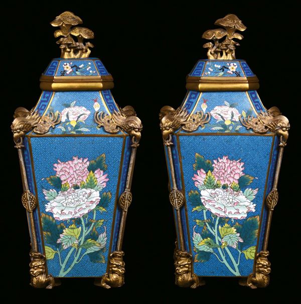An elegant pair of cloisonné vases richly decorated in gilt bronze, China, Qing Dynasty, Jiaqing Period (1796-1820)  Identical specimen is preserved in the British Museum in London, inventory number OA19927-4.1