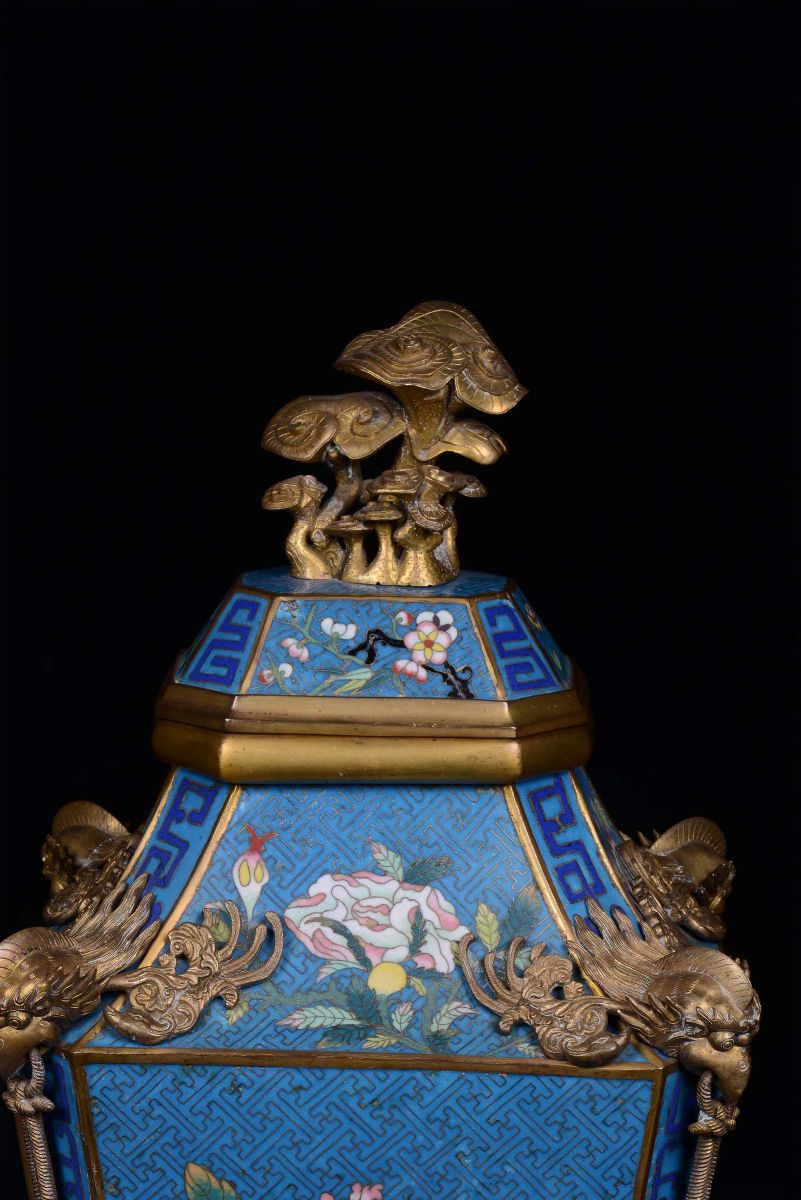Elegante Coppia di Vasi Cloisonné con Ricchi Decori in Bronzo Dorato, Cina, Dinastia Qing, Period...