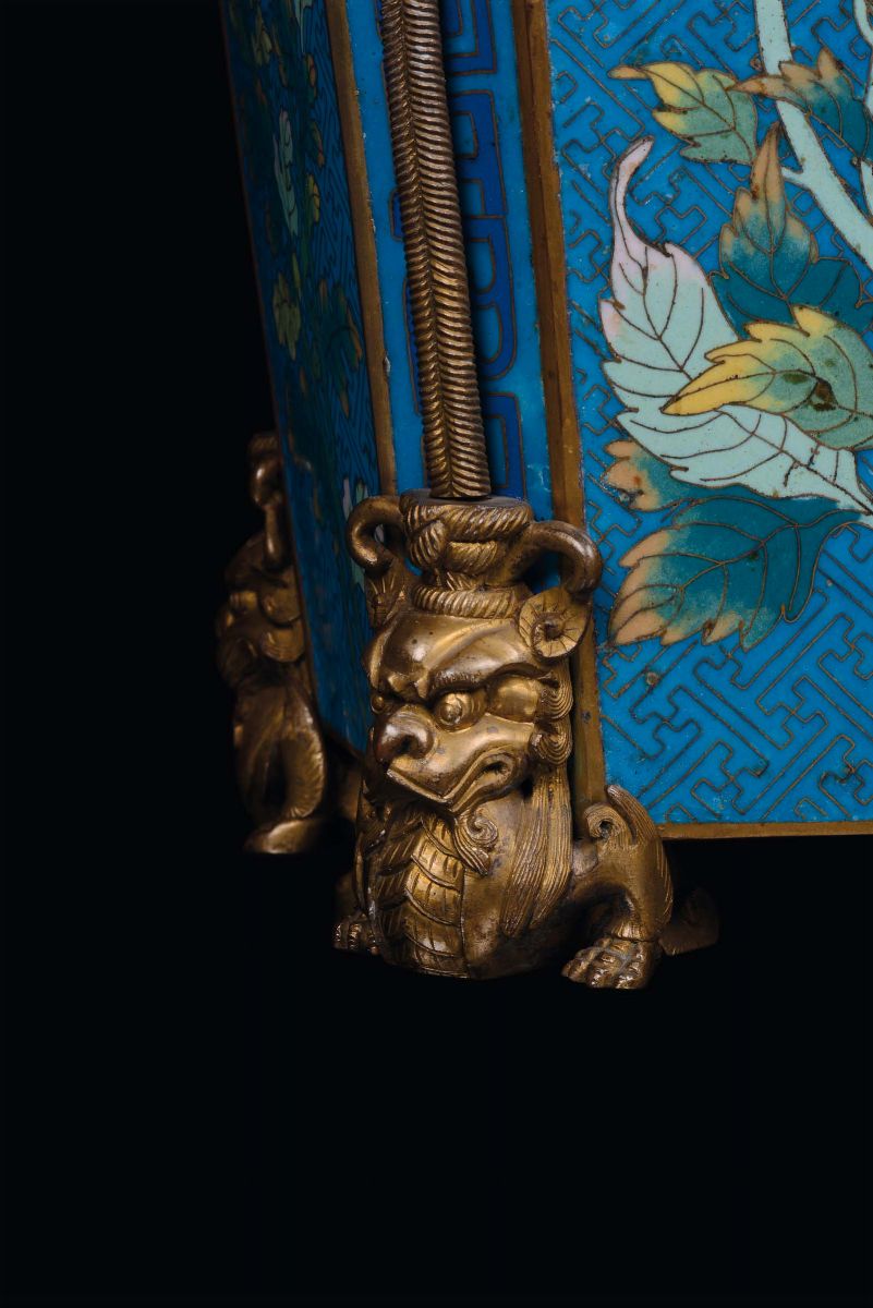 Elegante Coppia di Vasi Cloisonné con Ricchi Decori in Bronzo Dorato, Cina, Dinastia Qing, Period...