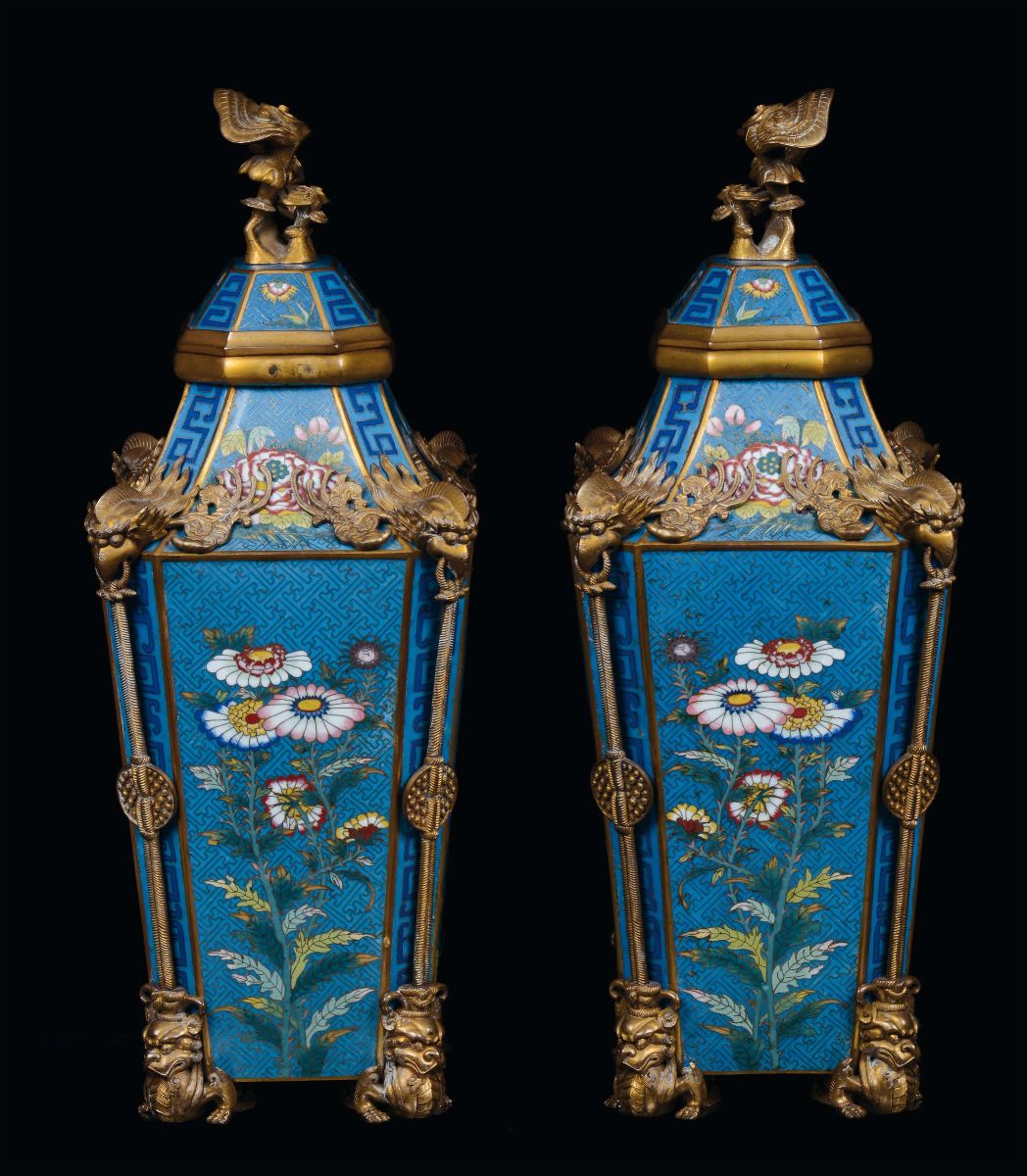 Elegante Coppia di Vasi Cloisonné con Ricchi Decori in Bronzo Dorato, Cina, Dinastia Qing, Period...