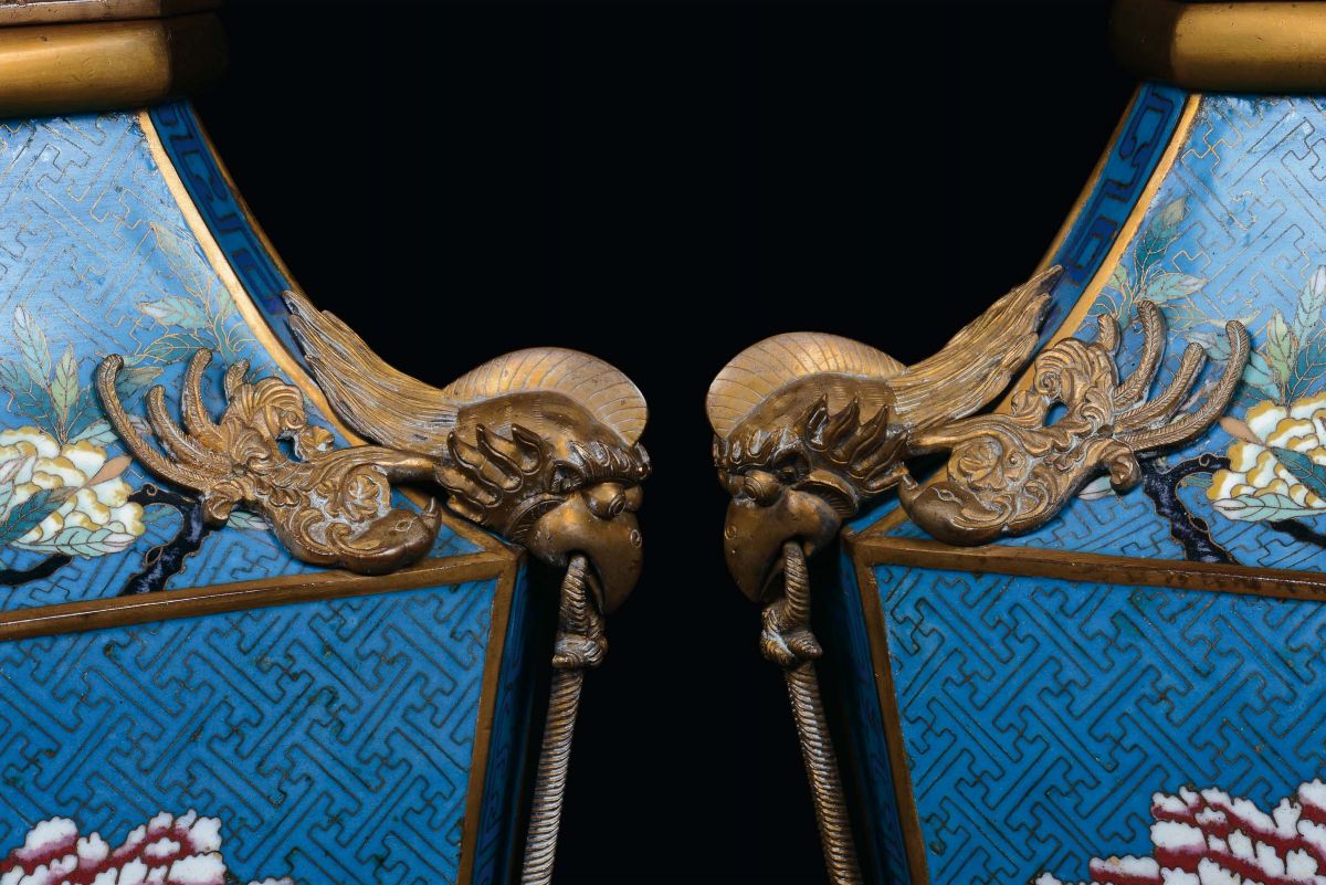 Elegante Coppia di Vasi Cloisonné con Ricchi Decori in Bronzo Dorato, Cina, Dinastia Qing, Period...