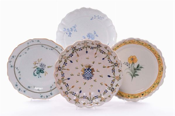 Quattro piatti in maiolica con decorazione floreale, Francia XVIII-XIX secolo