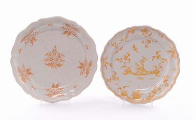 Due Piatti in Maiolica con Decorazione Arancio, Moustier XVIII Secolo