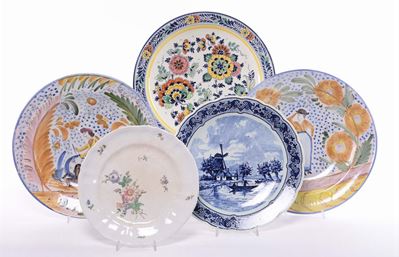 Lotto di Cinque Piatti in Maiolica Diversi