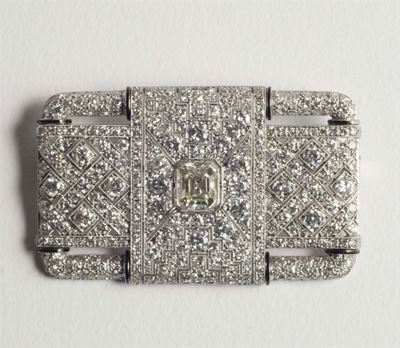Spilla in Stile Art Deco con Diamante Centrale Taglio Rettangolare Ad Angoli Tronchi di Ct 4,00 C...