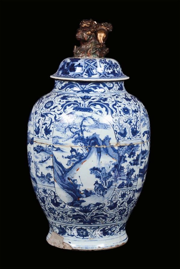 Potiche in porcellana bianca e blu con coperchio a figura di cane di Pho, Cina, Dinastia Ming, Periodo Wanli (1573-1620)