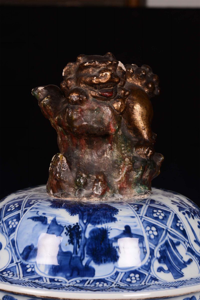 Potiche in Porcellana Bianca e Blu con Coperchio a Figura di Cane di Pho, Cina, Dinastia Ming, Pe...