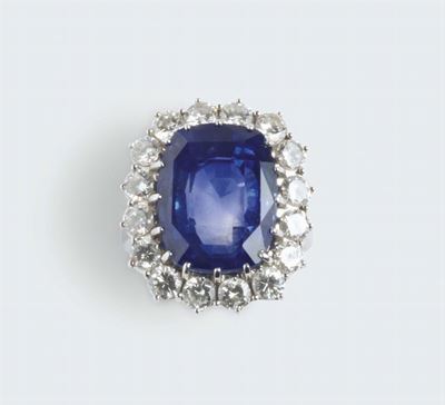 Anello con Zaffiro Naturale Sri Lanka e Diamanti a Contorno