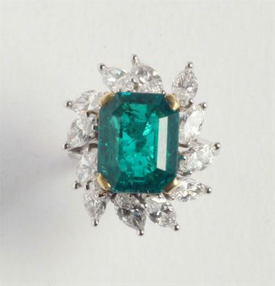 Anello con Smeraldo Naturale Colombia e Diamanti a Contorno