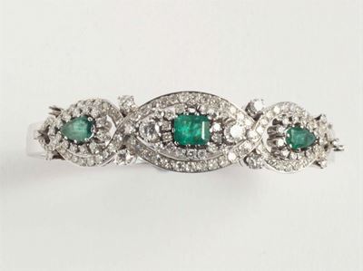 Bracciale Rigido con Diamanti e Tre Smeraldi