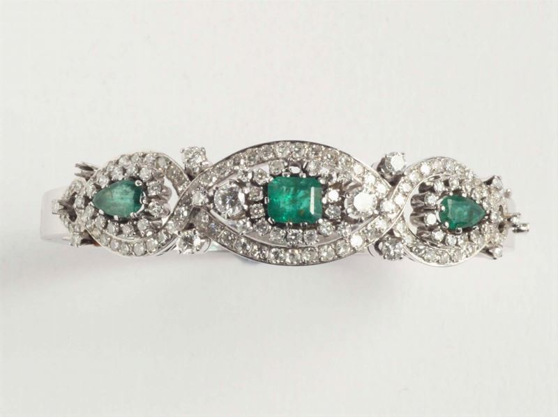 Bracciale rigido con diamanti e tre smeraldi  - Asta Argenti e Gioielli Antichi e Contemporanei - Cambi Casa d'Aste